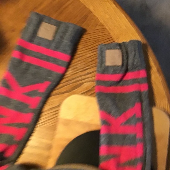 VS PINK MUKLUKS 2010 COLLECTION SZ LG GREY PINK LOGO KNEE HIGH - Picture 6 of 14